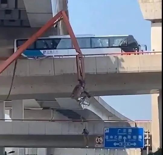 安全警示！上海高架一大巴碰撞施工中高空臂車